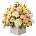 Composition florale artificielle pastel en vase carré
