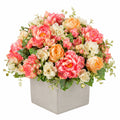 Arrangement floral artificiel de pivoines et roses dans pot gris carré